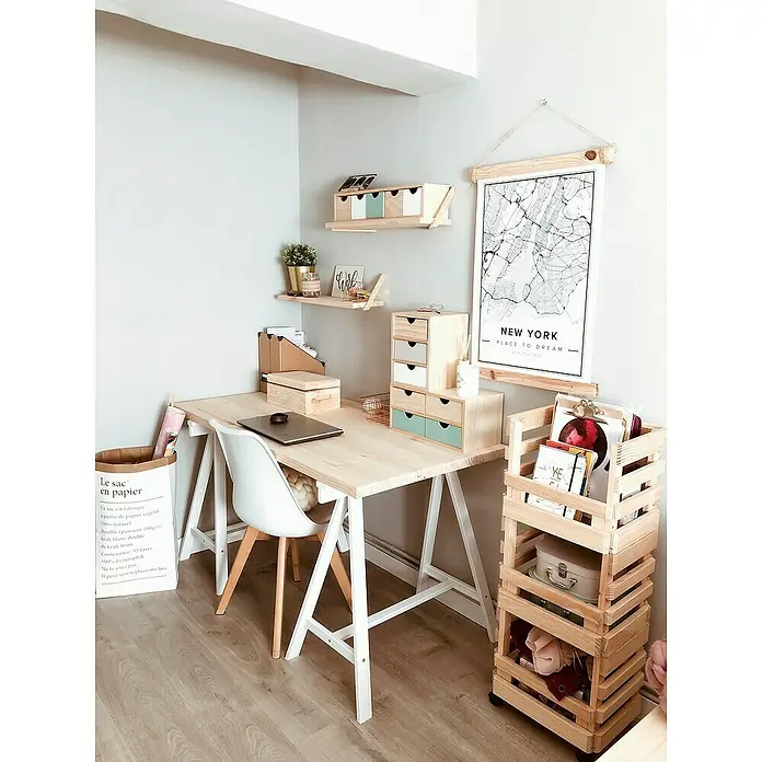 Astigarraga Holzbock Deco - Tragkraft: 400 kg, Höhe: 72 cm, Kiefer, Natur - Ein helles Heimbüro mit einem Holztisch mit weißen Beinen, einem weißen Stuhl und Aufbewahrungsmöglichkeiten, darunter Regale und Kisten.