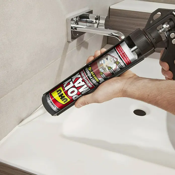 UHU Poly Max Montagekleber Sofort Power - Transparent, 300 g, Kartusche - Eine Kartusche UHU Poly Max Montagekleber wird zum Abdichten einer Badewanne verwendet, um eine wasserdichte Fuge zu gewährleisten.