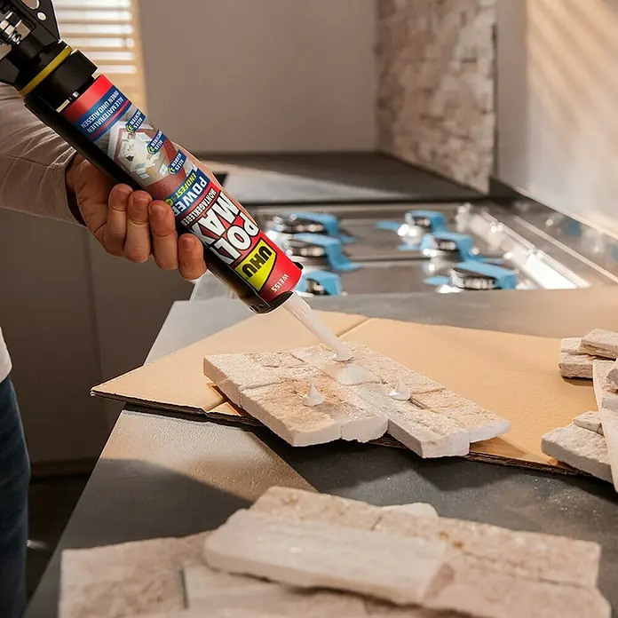 UHU Poly Max Montagekleber Power - Weiß, 425 g, Kartusche - UHU Poly Max Power Montagekleber wird auf eine Steinplatte aufgetragen, um sie zu befestigen, ideal für verschiedene Materialien und Oberflächen.