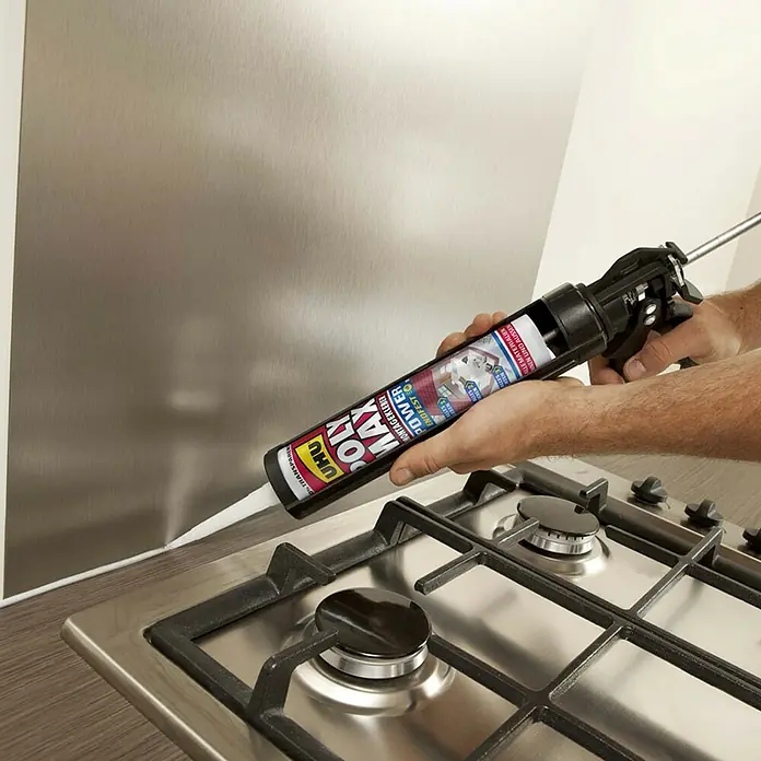 UHU Poly Max Montagekleber Power - Transparent, 300 g, Kartusche - UHU POLY MAX Montagekleber wird mit einer Kartuschenpistole auf eine Küchenarbeitsplatte aufgetragen, um eine dichte Abdichtung zu gewährleisten.
