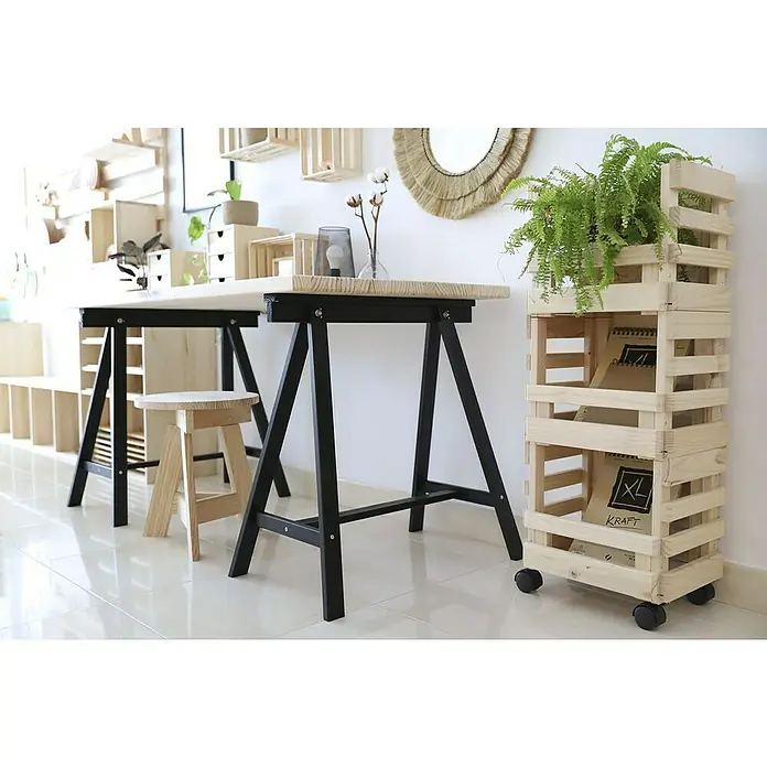 Astigarraga Holzbock Deco - Tragkraft: 400 kg, Höhe: 72 cm, Kiefer, Schwarz - Einrichtung mit einem Holztisch auf schwarzen Beinen, einem Hocker, einem Regal aus Holzkisten und einer Zimmerpflanze für ein natürliches Ambiente.