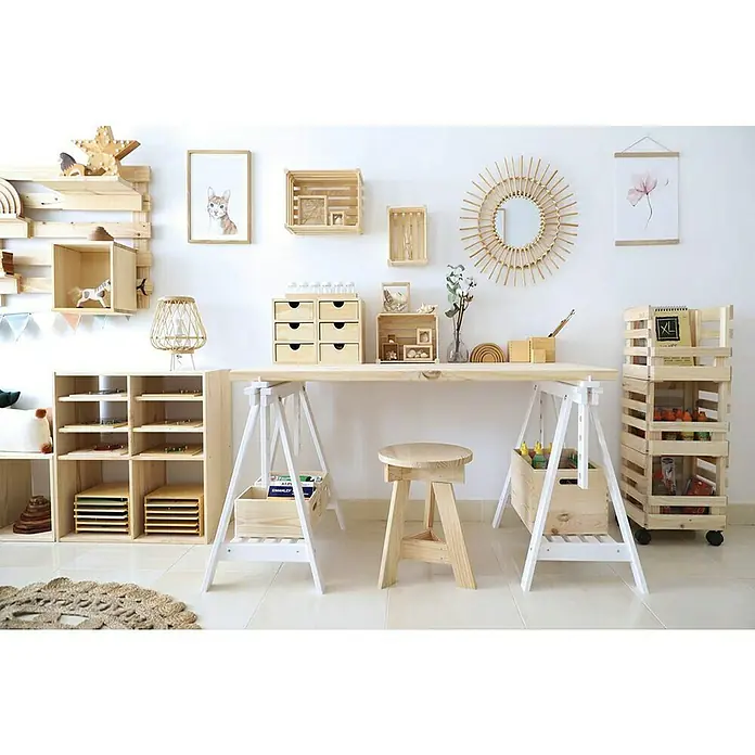 Astigarraga Holzbock Architekt - Tragkraft: 400 kg, Höhe: 70 cm, Kiefer, Weiß - Ein helles Kinderzimmer mit einem Schreibtisch aus hellem Holz auf weißen Staffeleien und einem passenden Hocker vor einer weißen Wand.
