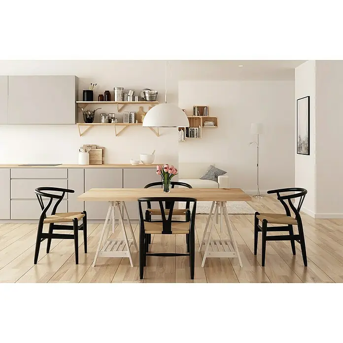 Astigarraga Holzbock Architekt - Tragkraft: 400 kg, Höhe: 70 cm, Kiefer, Weiß - Esszimmer mit Holztisch, umgeben von schwarzen Y-Stühlen. Helle, moderne Einrichtung mit minimalistischem Design.