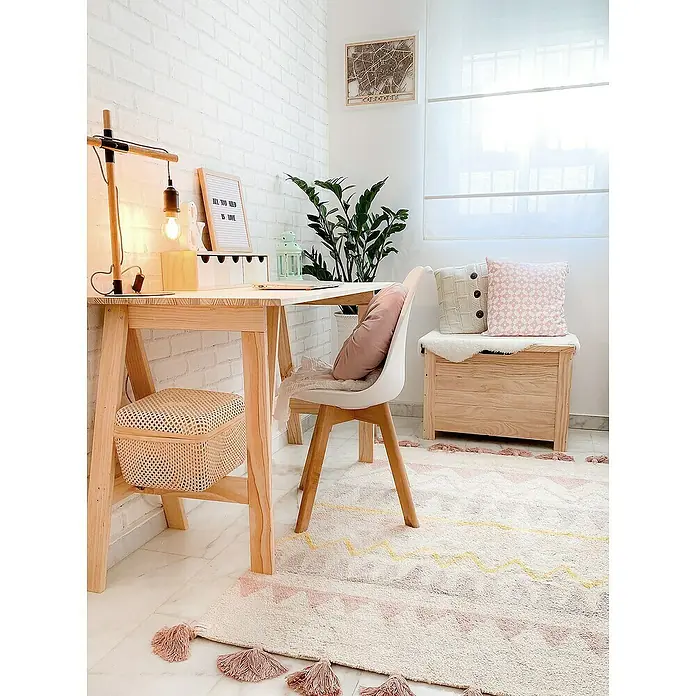 Astigarraga Caballete de madera Glam - Peso máximo admitido: 400 kg, Altura: 74 cm, Pino, Natural - Decoración de espacio de trabajo luminoso con escritorio, silla, alfombra estampada y detalles para crear un ambiente acogedor.