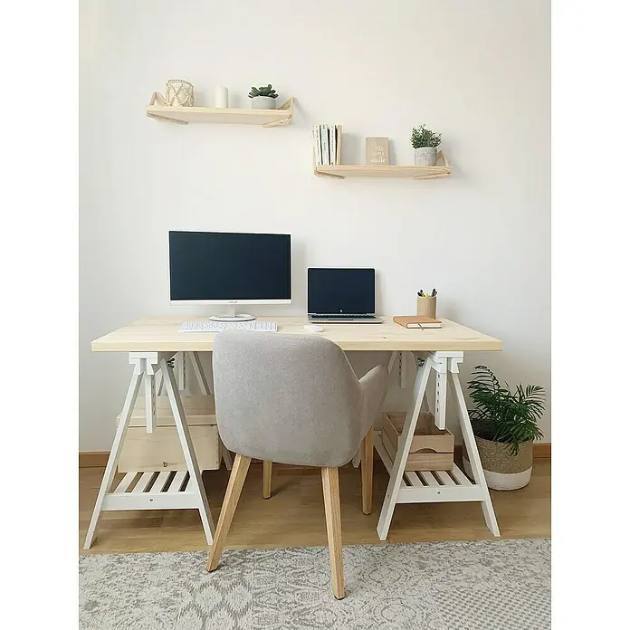 Astigarraga Holzbock Architekt - Tragkraft: 400 kg, Höhe: 70 cm, Kiefer, Weiß - Moderner Arbeitsplatz mit einem hellen Holztisch auf weißen Böcken, einem Monitor, Laptop und einer grauen Stuhl. Regale an der Wand mit Dekor.