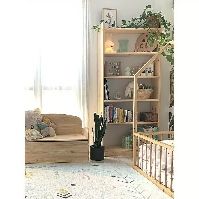 Astigarraga Gala Holzregal - H x B x T: 184,7 x 79,6 x 25 cm, Traglast pro Boden: 100 kg, Anzahl Böden: 6 Stk., Schrauben, Natur - Helle Holz-Kinderbank mit Stauraum, Bücherregal und Babybett in einem hellen, dekorierten Kinderzimmer.