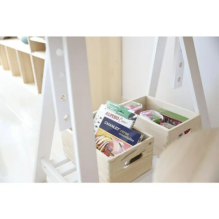 Astigarraga Holzbock Architekt - Tragkraft: 400 kg, Höhe: 70 cm, Kiefer, Weiß - Aufbewahrungskörbe aus Kiefernholz gefüllt mit Bastelmaterialien, die ordentlich in einem hellen, kinderfreundlichen Raum angeordnet sind.
