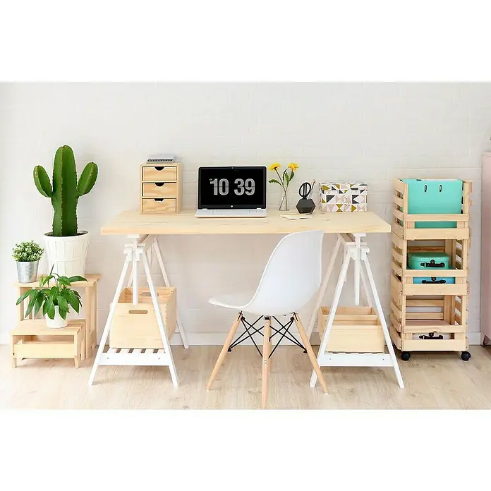 Astigarraga Holzbock Architekt - Tragkraft: 400 kg, Höhe: 70 cm, Kiefer, Weiß - Helles Arbeitszimmer mit einem Holztisch, einem weißen Stuhl und einer Kaktuspflanze. Der Tisch bietet Ablagefläche und Stauraum.