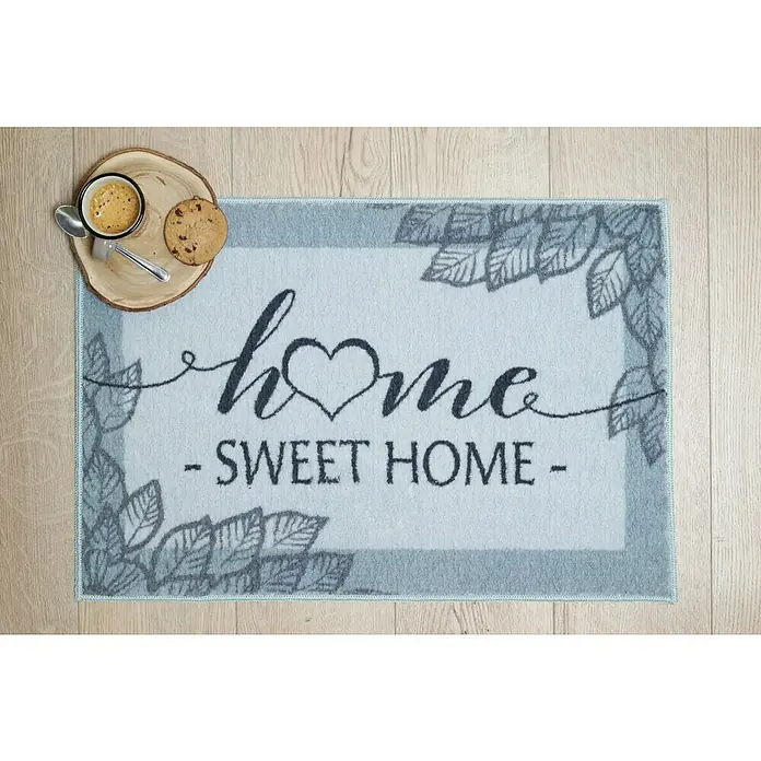 Fußmatte Home Sweet Home - Grau, 60 x 80 cm, 100 % Polyester - Ein rechteckiger "Home Sweet Home"-Teppich mit Blattmotiven in Grau und einem Getränk und einem Keks auf einem Holztablett, der eine gemütliche Atmosphäre schafft.