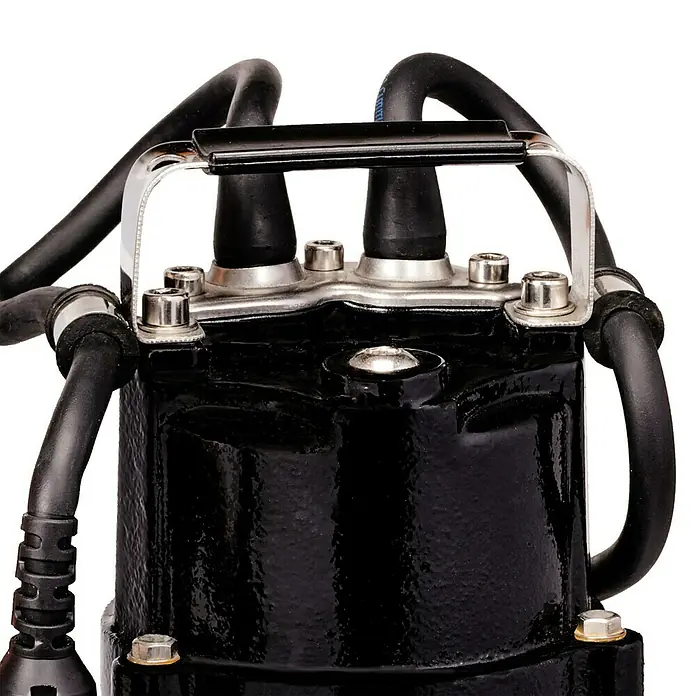 Einhell Classic Schmutzwasserpumpe GC-DP 5010 G - 500 W, Max. Fördermenge: 12.000 l/h, Eintauchtiefe: 5 m - Detailansicht einer schwarzen Tauchpumpe mit Griff und Anschlüssen, ideal für den Einsatz in schwierigen Umgebungen.