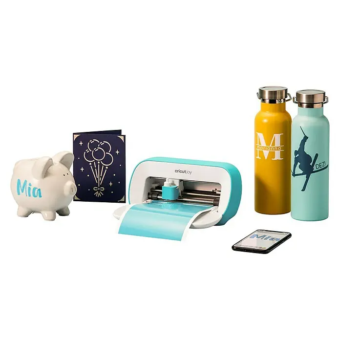 Cricut Joy Schneideplotter Smarte Schneide- und Zeichenmaschine - Türkis/Weiß, Bluetooth, Schnittbreite: 10,4 cm, Schnittlänge: 1,2 m - Cricut Joy Schneideplotter, mit Piggy Bank, gelber & blauer Wasserflasche, blauem Kartenbrief und einem Namensschild.