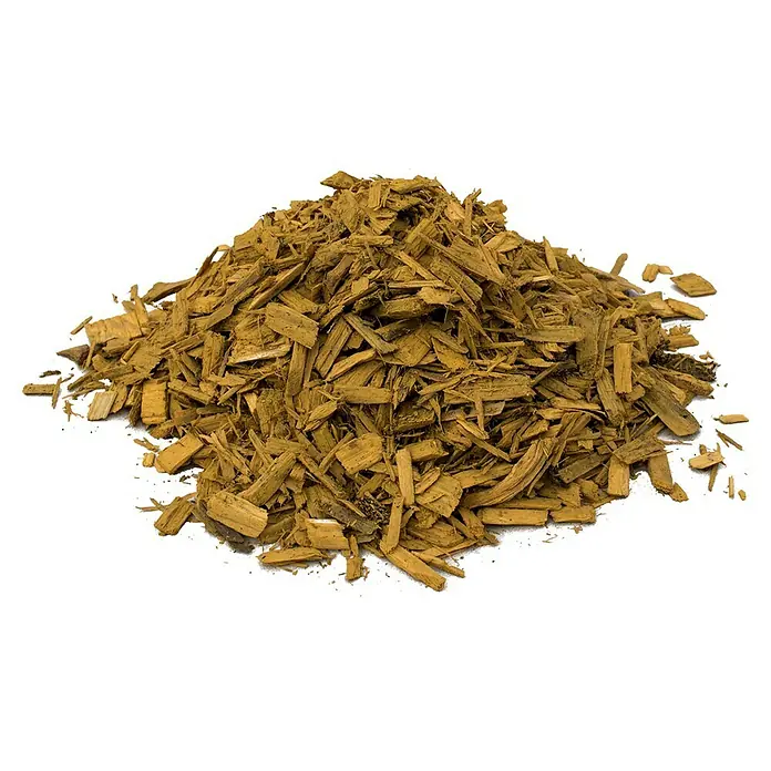 Gardol Dekormulch - 50 l, Gelb - Bild eines Haufens gelbbrauner Holzspäne. Die Holzspäne sind unregelmäßig geformt und unterschiedlicher Größe.