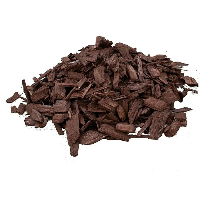 Gardol Dekormulch - 50 l, Braun - Detailaufnahme eines Haufens rot gefärbter Holzhackschnitzel, ideal für die Garten- und Landschaftsgestaltung, mit dunklem Hintergrund.