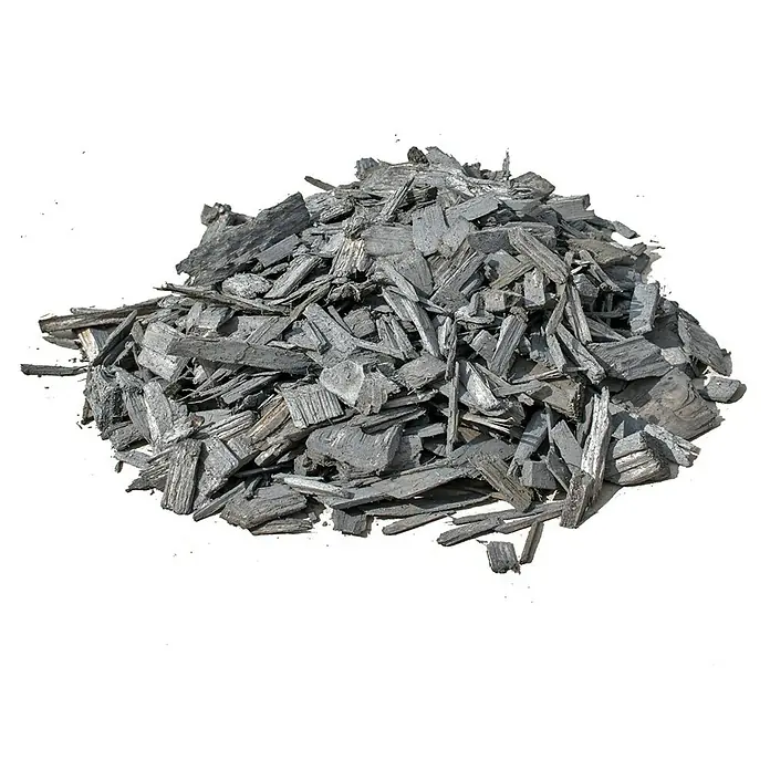 Gardol Dekormulch - 50 l, Schiefergrau - Ein Haufen grauer Holzhackschnitzel. Sie eignen sich hervorragend zum Abdecken von Gärten und Wegen, um Unkraut zu unterdrücken und Feuchtigkeit zu speichern.