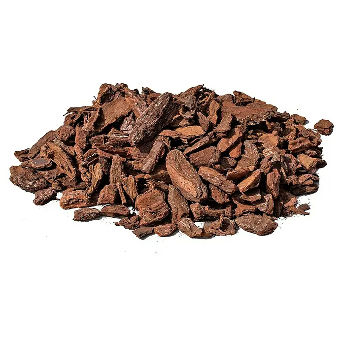 Prestohum Dekor-Mulch Pinien-Rinde - 60 l, 5 mm - 10 mm, Braun - Nahaufnahme einer Anhäufung von rotbrauner Pinienrinde, die als dekorative Mulchschicht für Gärten oder zur Bodenverbesserung verwendet wird.