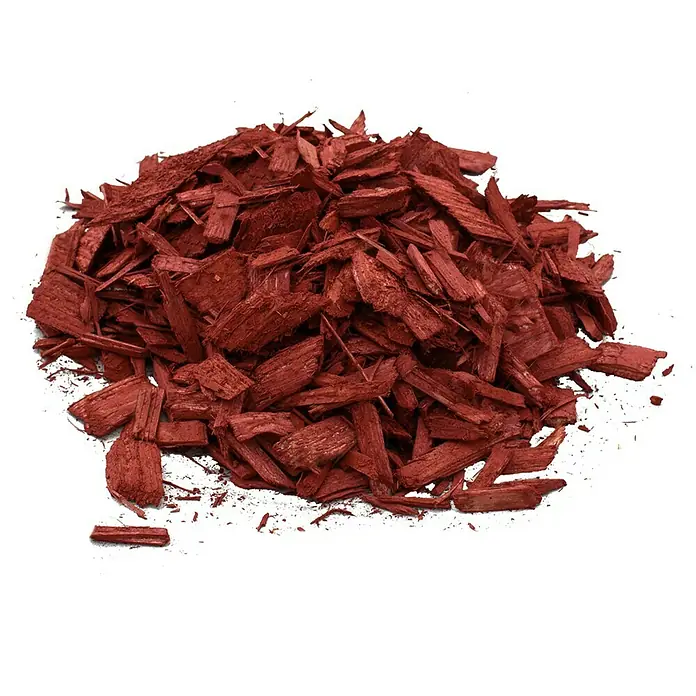 Gardol Dekormulch - 50 l, Rot - Nahaufnahme von roter Holzhackschnitzel-Bodenbedeckung, ideal für Gartenbau und Landschaftsgestaltung, für lebendige Farbakzente.