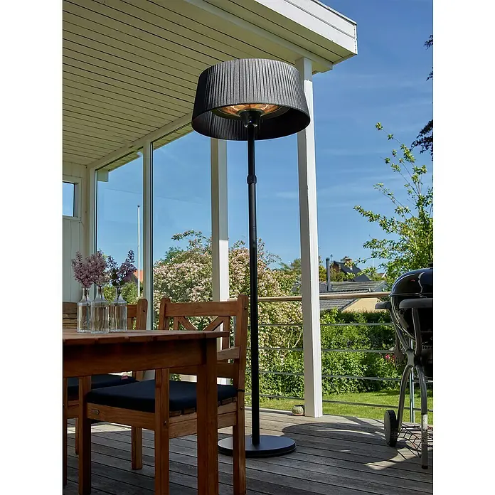 Halogen-Heizstrahler - Höhe: 205 cm, 2.100 W, Höhenverstellbar - Der elegante Terrassenheizer in Schwarz mit Lampenschirm sorgt für Wärme und Atmosphäre im Außenbereich. Ideal für gemütliche Abende im Freien.