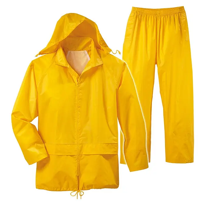 Regenbekleidung - XL, Gelb - Gelber Regenanzug, bestehend aus Jacke mit Kapuze und Hose, ideal für Outdoor-Aktivitäten bei nassem Wetter.