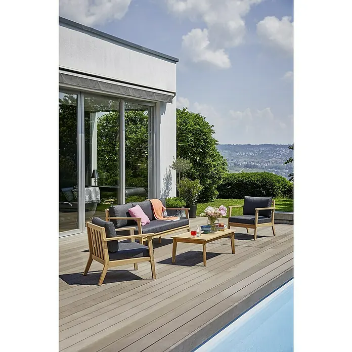 Sunfun Kathrin Loungesofa - B x T x H: 190 x 81 x 78 cm, Akazie, Olefin, Anthrazit/Braun - Teakholz-Gartenmöbelset mit Sofa, zwei Sesseln und Tisch auf einer Terrasse mit Blick auf eine hügelige Landschaft.