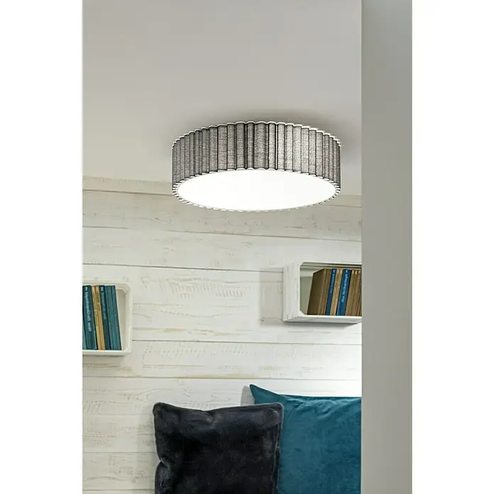 Tween Light Deckenleuchte rund Siena - 160 W, Grau, E14 - Nahaufnahme einer grauen Stoff-Deckenleuchte, die ein warmes, diffuses Licht ausstrahlt und eine gemütliche Atmosphäre schafft.