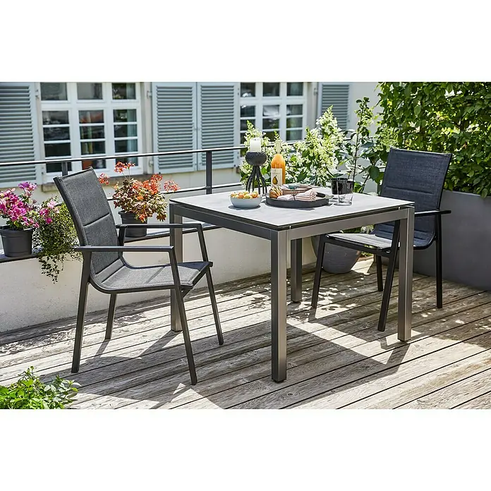 Sunfun Melina Gartensessel - Aluminium, Textilen, Stapelbar, Schwarz, B x T x H: 56,5 x 66 x 91 cm - Ein quadratischer Gartentisch mit zwei Stühlen auf einer Holzterrasse, ideal für entspannte Stunden im Freien.