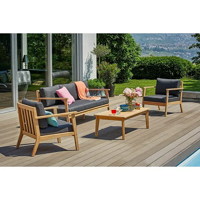 Sunfun Kathrin Loungesofa - B x T x H: 190 x 81 x 78 cm, Akazie, Olefin, Anthrazit/Braun - Elegantes Gartenmöbel-Set mit einem Sofa, zwei Sesseln und einem Couchtisch aus hellem Holz und grauen Polstern auf einer Terrasse.