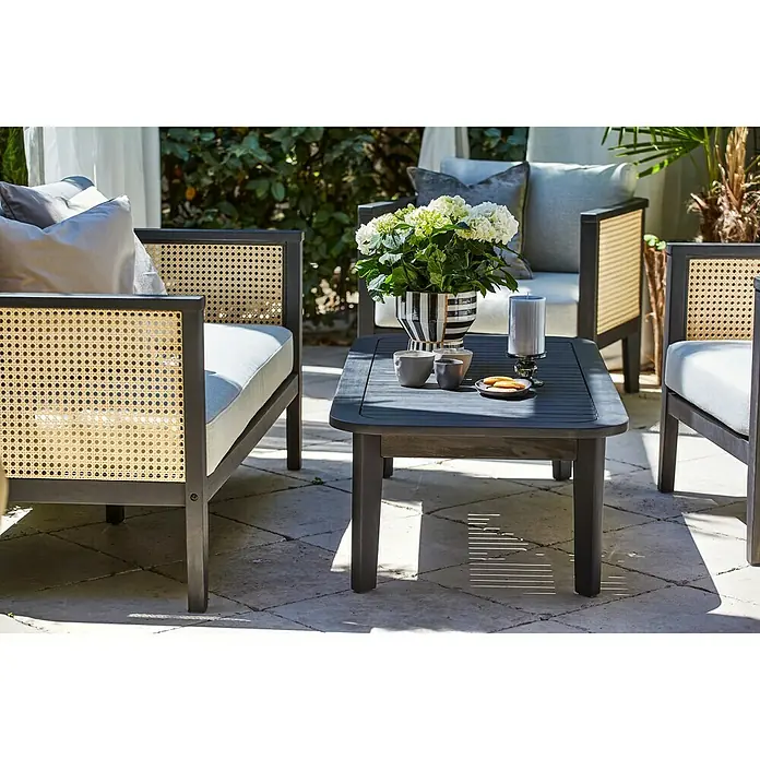 Sunfun Garten-Couchtisch Coralie - L x B x H: 120 x 60 x 35 cm, Mattschwarz - Elegantes Outdoor-Möbelset mit einem schwarzen Couchtisch, Sesseln mit Rattanrücken und einem bequemen Sofa für den Garten.