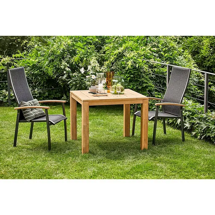 Sunfun Laura Gartentisch - L x B x H: 90 x 90 x 76 cm, Akazie, Quadratisch, Braun - Eine Gartenszene mit einem quadratischen Holztisch und zwei grauen Stühlen mit Armlehnen auf einem saftig grünen Rasen.