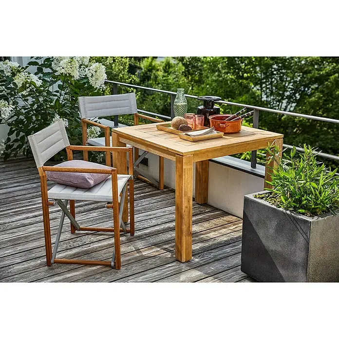 Sunfun Kathrin Gartenstuhl - Akazienholz, Klappbar, Hellgrau, Teakbraun, B x T x H: 59,5 x 54 x 86,5 cm - Eine quadratische Holzterrasse mit einem Tisch und zwei Stühlen, die eine entspannte Atmosphäre im Freien schaffen.