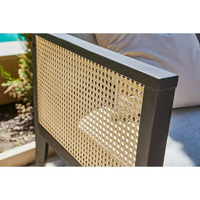 Sunfun Loungesessel Coralie - B x T x H: 72 x 71 x 73 cm, Mattschwarz/Grau - Nahaufnahme eines Rattansessels mit dunklem Holzrahmen und hellem Hintergrund.