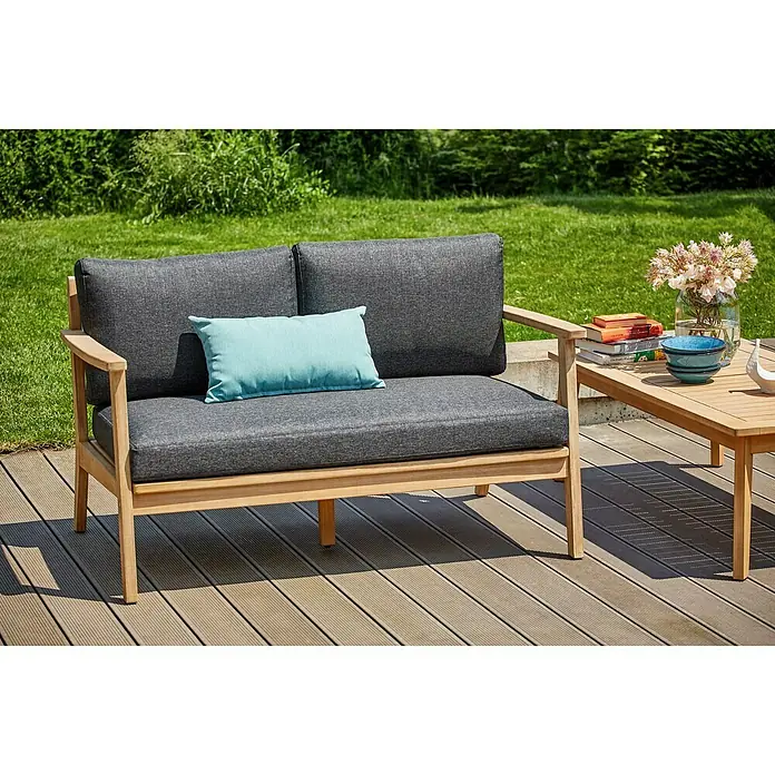 Sunfun Kathrin Loungesofa - B x T x H: 133 x 81 x 78 cm, Akazie, Olefin, Anthrazit/Braun - Abgebildet ist ein stilvolles Gartensofa mit grauem Bezug und hellblauem Kissen, ideal für entspannte Stunden im Freien.