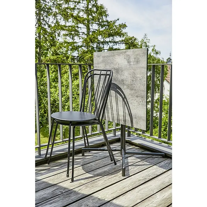 Sunfun Melina Balkontisch - L x B x H: 70 x 70 x 73 cm, HPL, Stahl, Klappbar, Quadratisch, Schwarz - Schwarzer Metallstuhl mit passendem Tisch auf einem Holzbalkon. Ideal für entspannte Stunden im Freien.