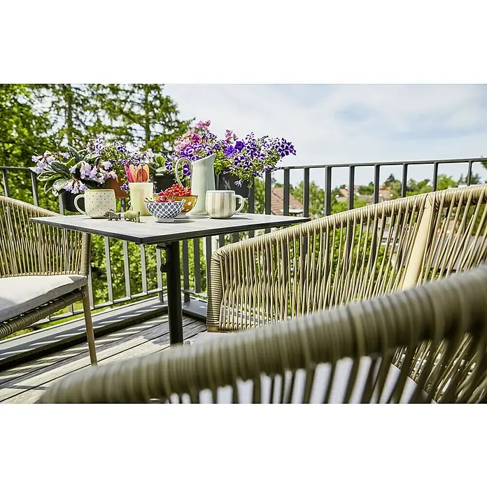 Sunfun Melina Balkontisch - L x B x H: 70 x 70 x 73 cm, HPL, Stahl, Klappbar, Quadratisch, Schwarz - Terrassenmöbel-Set mit Seil-Akzenten: Tisch mit Getränken, Obst und Dekorationen, umgeben von zwei Stühlen mit weichen Sitzkissen auf einer Terrasse.