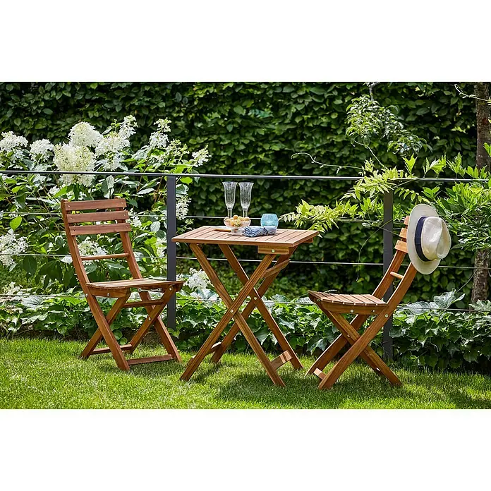 Sunfun Balkonmöbel-Set - 3 -tlg., Akazie, Naturbraun - Gartenset mit Klapptisch und zwei Stühlen aus Akazienholz, ideal für kleine Balkone und Gärten. Das Set ist leicht zu verstauen und einfach zu transportieren.