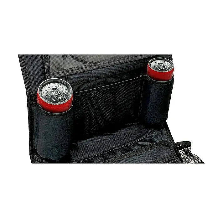 Rücksitztasche - Schwarz - Nahaufnahme einer schwarzen Auto-Rücksitz-Organizer mit zwei Getränkedosen, die in Getränkehaltern aufbewahrt werden.