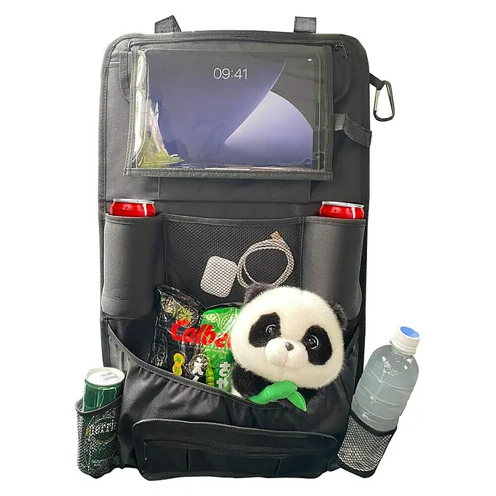 Rücksitztasche - Schwarz - Schwarzer Auto-Rücksitz-Organizer mit Tablet-Halterung, Getränkehaltern und Panda-Plüschtier für Ordnung und Unterhaltung unterwegs.