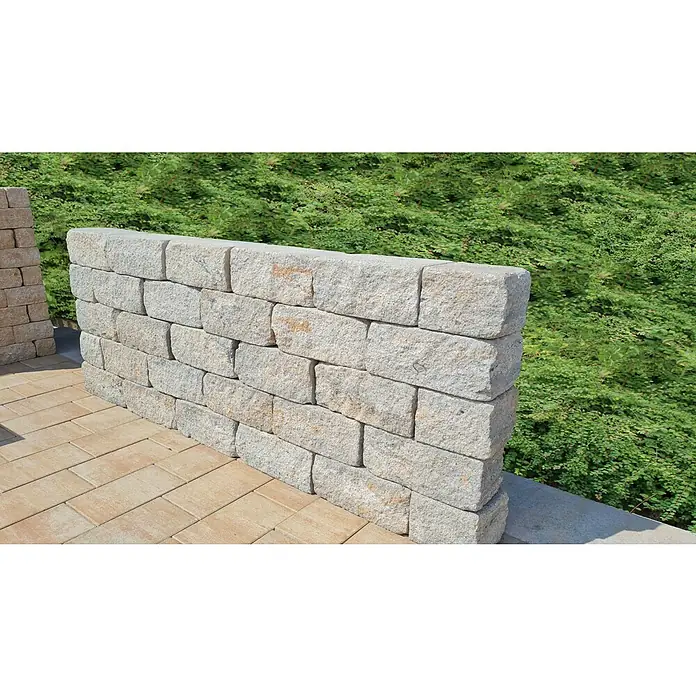Diephaus Stamford Mauerstein - 35 x 20 x 15 cm, Muschelkalk, Beton - Eine Steinmauer mit rechteckigen Steinen, die eine robuste und natürliche Optik verleihen, ideal für Garten- und Landschaftsgestaltung.