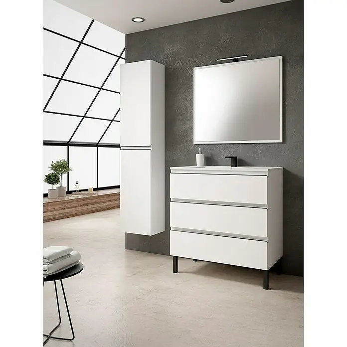 Mueble bajo de lavabo Celia - 45 x 80 x 85 cm, Blanco/Negro - Interior de baño moderno con mueble de lavabo blanco, armario con espejo y mueble alto frente a la pared oscura. Mucha luz natural a través de una gran ventana.