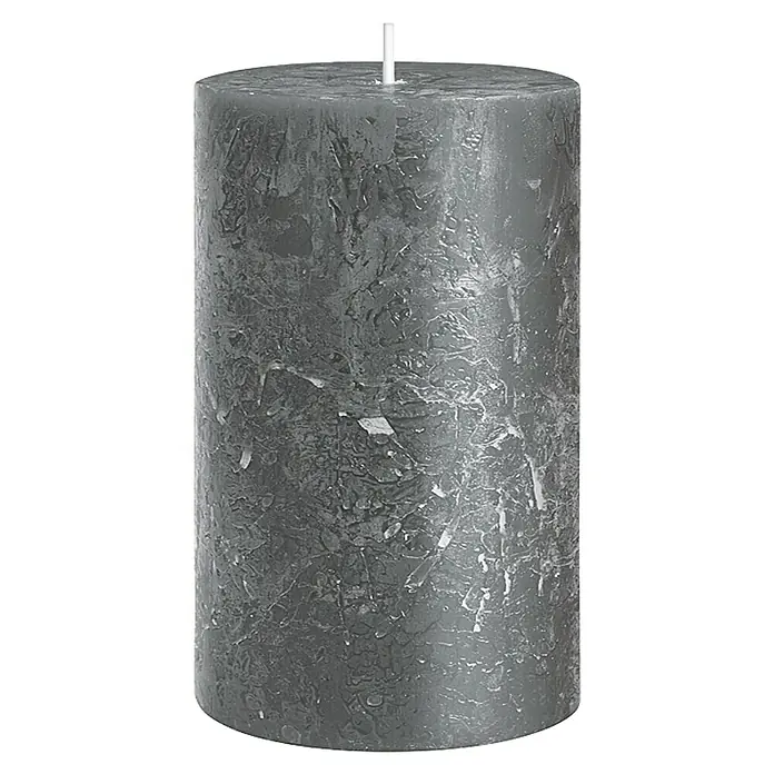 Stumpenkerze Rustic Safe - Ø x H: 10 x 15 cm, Anthrazit - Detailaufnahme einer grauen Stumpenkerze mit rustikaler Oberfläche und kurzem, geradem Docht auf schwarzem Hintergrund.