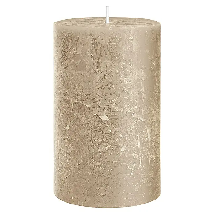 Stumpenkerze Rustic Safe - Ø x H: 10 x 15 cm, Sahara - Rustikale, beigefarbene Stumpenkerze mit unregelmäßiger Textur und einem einfachen, weißen Docht, perfekt für eine gemütliche Atmosphäre.