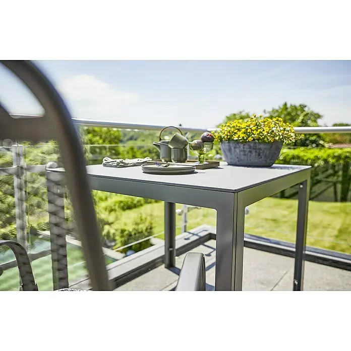 Sunfun Maja Mesa de jardín - L x An x Al: 90 x 90 x 74 cm, Aluminio, vidrio, Rectangular, Antracita - Primer plano de una mesa de comedor exterior con vajilla y arreglos florales, ideal para comidas al aire libre.