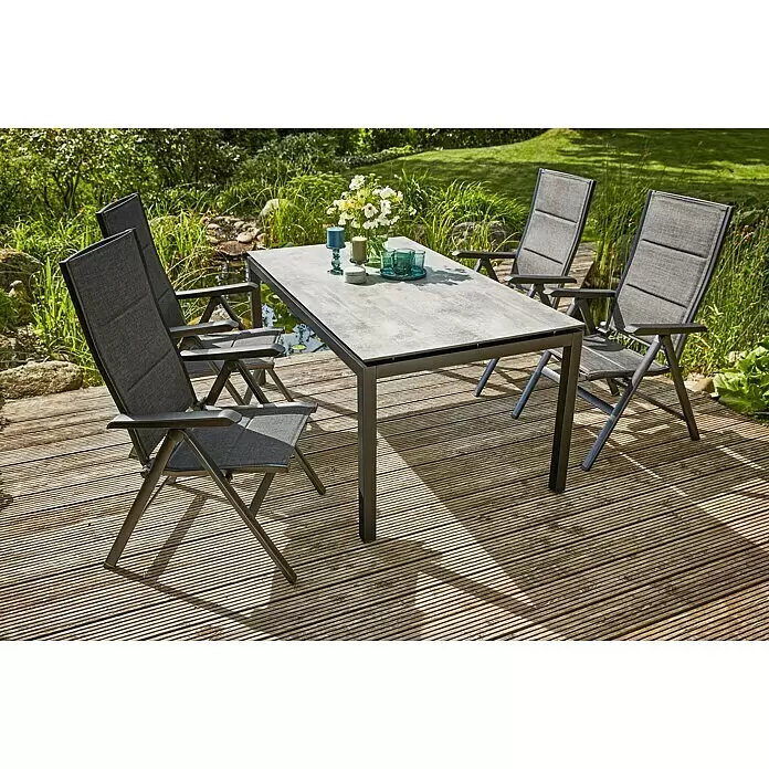 Sunfun Melina Gartentisch - L x B x H: 160 x 90 x 74 cm, Aluminium, HPL, Rechteckig, Schwarz - Dunkelgraues Outdoor-Essset mit grauem Tisch und vier Stühlen auf Holzterrasse.