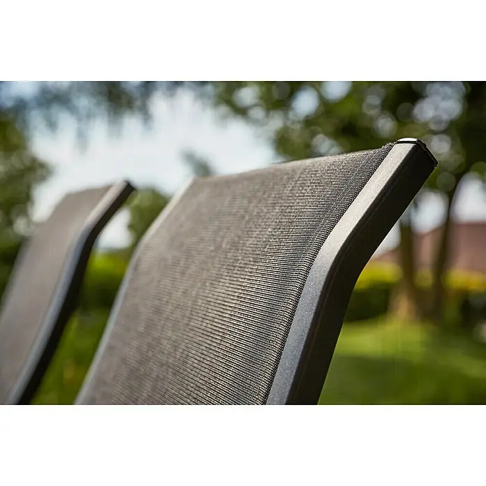 Sunfun Melina Sillón de posiciones - Negro, Teca/Textiline/Aluminio, Respaldo regulable - Primer plano de sillas de jardín con revestimiento textil oscuro y diseño moderno, ideales para exterior.