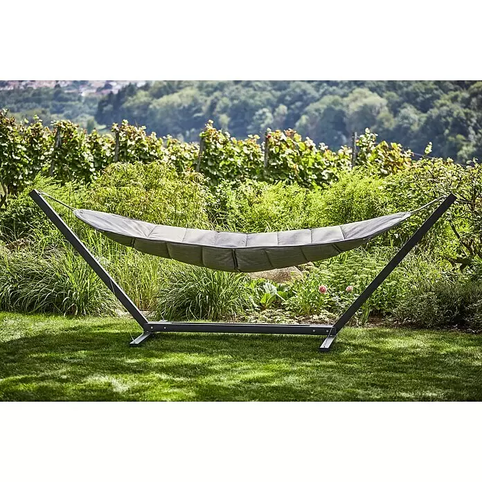 Outfit Hängematten-Set - L x B x H: 320 x 141 x 116 cm, Grau/Schwarz - Graue, gepolsterte Hängematte auf dunklem Metallgestell, in einem sonnigen Garten mit Weinberg.