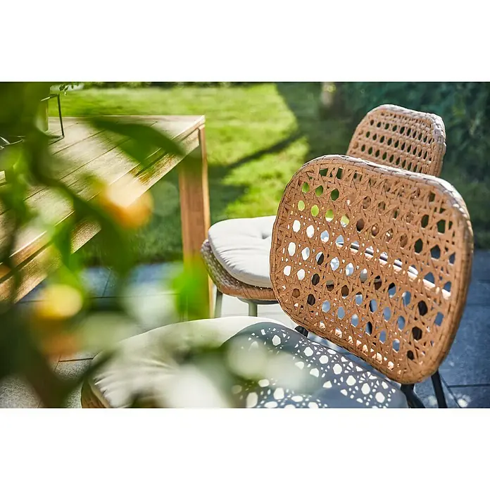 Sunfun Melina Gartenstuhl - Polyethylen, Polypropylen, Stapelbar, Braun, B x T x H: 54 x 59 x 82 cm - Nahaufnahme von zwei Rattanstühlen mit hellen Polstern auf einer Terrasse, umgeben von Grün.