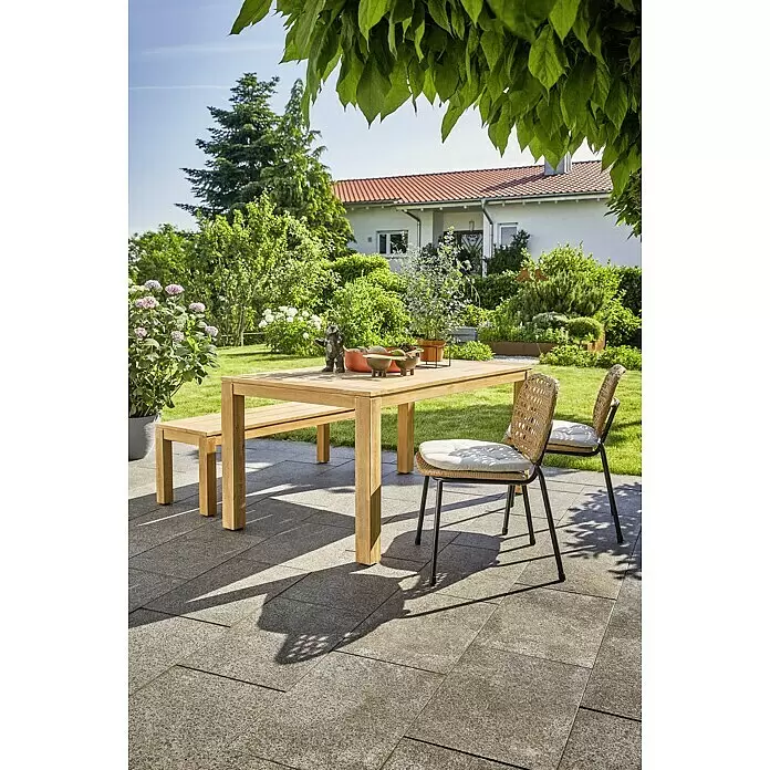 Sunfun Laura Gartentisch - L x B x H: 160 x 90 x 76 cm, Akazie, Rechteckig, Braun - Outdoor-Essgruppe aus Holz mit Tisch, Bank und zwei Rattan-Stühlen mit Kissen auf einer Terrasse.