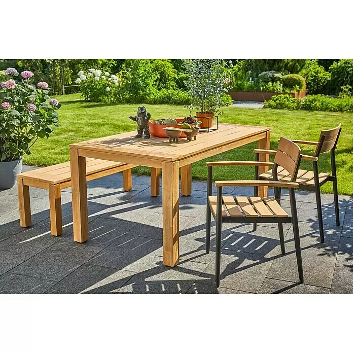 Sunfun Laura Gartentisch - L x B x H: 160 x 90 x 76 cm, Akazie, Rechteckig, Braun - Hölzerne Outdoor-Essgruppe mit rechteckigem Tisch, passender Bank und zwei Stühlen mit dunklen Metallrahmen, auf einer Terrasse platziert.