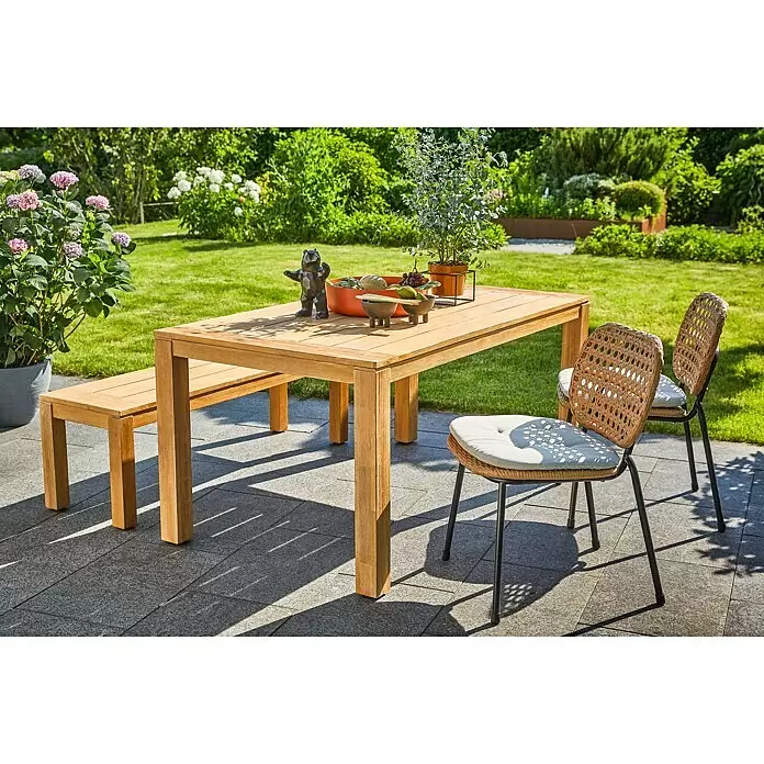 Sunfun Gartenmöbel-Set Laura/Melina - 4 -tlg., Akazie/Stahl/Polyester/Polyethylen, Naturbraun - Holz-Gartentisch mit passender Bank und zwei Stühlen mit Rattanlehnen auf einer Terrasse im Garten.
