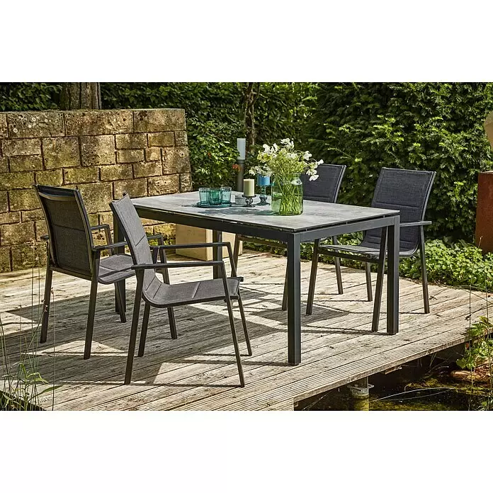 Sunfun Gartenmöbel-Set Melina - 5 -tlg., HPL/Aluminium/Textilen, Schwarz - Dunkelgraue Outdoor-Essgruppe mit grauem Tisch und vier Stühlen, auf einer Holzterrasse im Garten arrangiert.