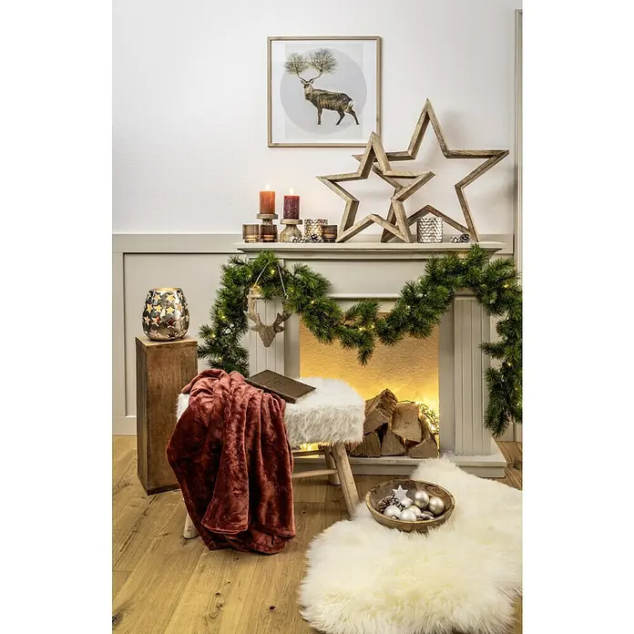 Decke MarmarisHenna Brown, 170 x 130 cm, 100 % Polyester - Stimmungsvolle Weihnachtsszene mit Holzsternen, Kerzen und rustikalem Hirschbild für eine gemütliche Atmosphäre.